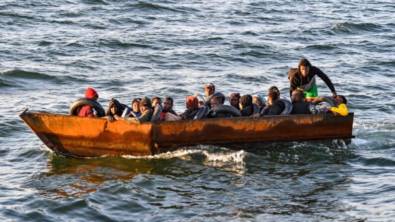 Des migrants originaires d'Afrique subsaharienne dans une embarcation clandestine de fortune. (Photo FETHI BELAID/AFP via Getty Images)