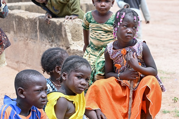 Des enfants déplacés ont fui les attaques des djihadistes dans le nord et l'est du Burkina Faso, à Gampela près de Ouagadougou, le 6 octobre 2022. (ISSOUF SANOGO/AFP via Getty Images)