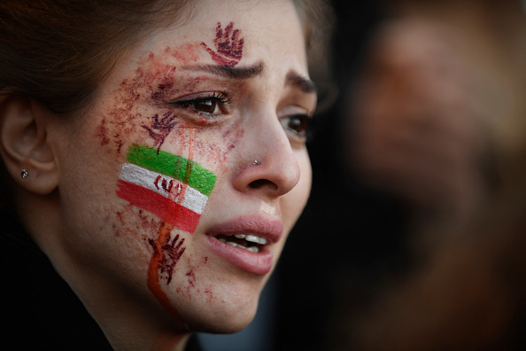 Une manifestante participe à un rassemblement de soutien aux protestations iraniennes, à Paris, le 9 octobre 2022. (JULIEN DE ROSA/AFP via Getty Images)