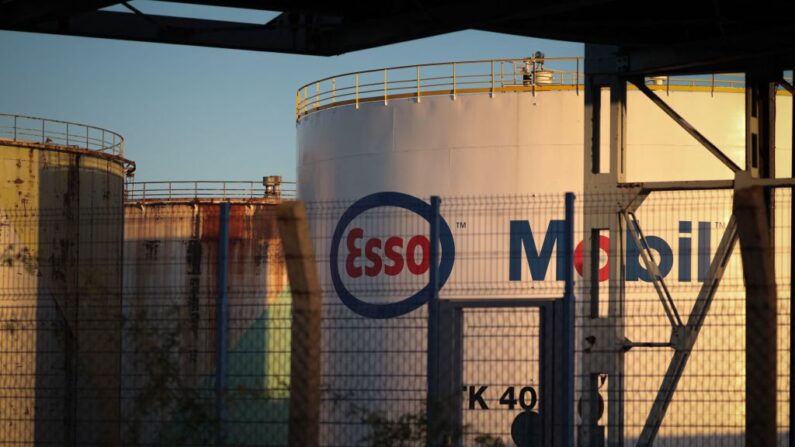 Esso France, filiale d'ExxonMobil, a annoncé son projet de cession à la société Rhône Energies de sa raffinerie de Fos-sur-Mer (Bouches-du-Rhône), ainsi que celle des dépôts Esso de Toulouse et Villette-de-Vienne (Isère).(Photo LOU BENOIST/AFP via Getty Images)