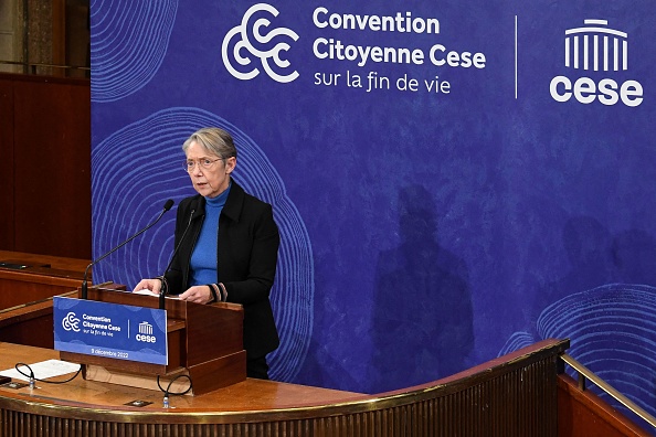 Déclaration d'Élisabeth Borne, Première ministre, sur le lancement de la convention citoyenne sur la fin de vie, Paris le 9 décembre 2022. (Photo ALAIN JOCARD/POOL/AFP via Getty Images)