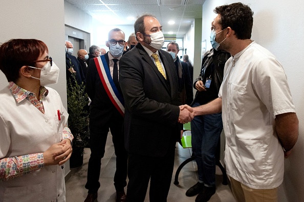 Le ministre de la Santé François Braun (au c.) à la Maison de santé pluri-professionnelle de Samatan, le 9 janvier 2023. (MATTHIEU RONDEL/AFP via Getty Images)