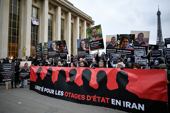 Des portraits de Français détenus en Iran lors d'une manifestation de soutien sur l'Esplanade du Trocadéro à Paris, le 28 janvier 2023. (STÉPHANE DE SAKUTIN/AFP via Getty Images)