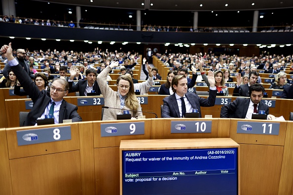 Les eurodéputés votent une demande de levée de l'immunité des eurodéputés Marc Tarabella (Belgique) et Andrea Cozzolino (Italie) dans le cadre d'une enquête sur la corruption présumée du Qatar et du Maroc, au Parlement européen à Bruxelles, le 2 février 2023. (KENZO TRIBOUILLARD/AFP via Getty Images)