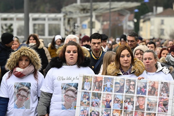Séverine (2ème à g.), la mère de Lucas et des membres de sa famille lors d'un rassemblement en son hommage le 5 février 2023. (JEAN-CHRISTOPHE VERHAEGEN/AFP via Getty Images)