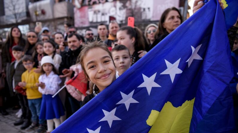 Une fillette tient le drapeau du Kosovo lors des célébrations de la parade militaire marquant le 15e anniversaire de la déclaration d'indépendance du Kosovo, à Pristina, le 17 février 2023. (ARMEND NIMANI/AFP via Getty Images)