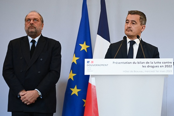 Le ministre de la Justice Éric Dupond-Moretti (à g.) et le ministre de l'Intérieur Gérald Darmanin. (CHRISTOPHE ARCHAMBAULT/AFP via Getty Images)
