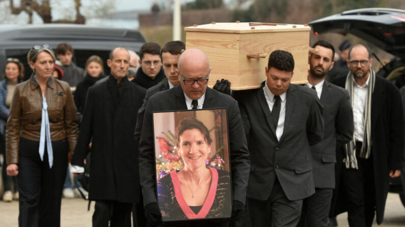 Des proches assistent à la cérémonie funéraire d'Agnès Lassalle à l'église Sainte-Eugénie à Biarritz, le 3 mars 2023. (Photo: GAIZKA IROZ/AFP via Getty Images)