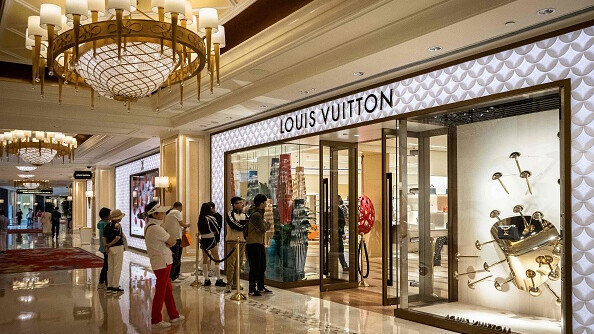 Enseigne Louis Vuitton, du groupe LVMH. (Photo EDUARDO LEAL/AFP via Getty Images)