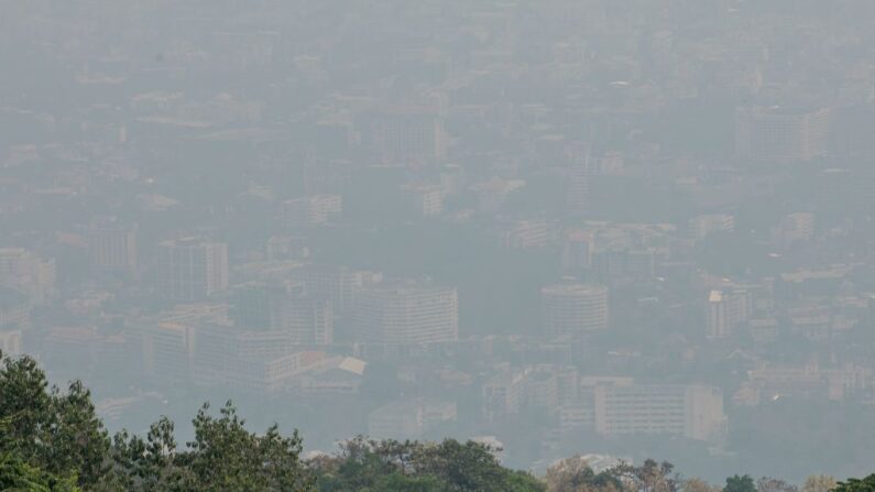 Pollution au-dessus de la ville de Chiang Mai, dans le nord de la Thaïlande, le 10 mars 2023. (Photo by STR/AFP via Getty Images)
