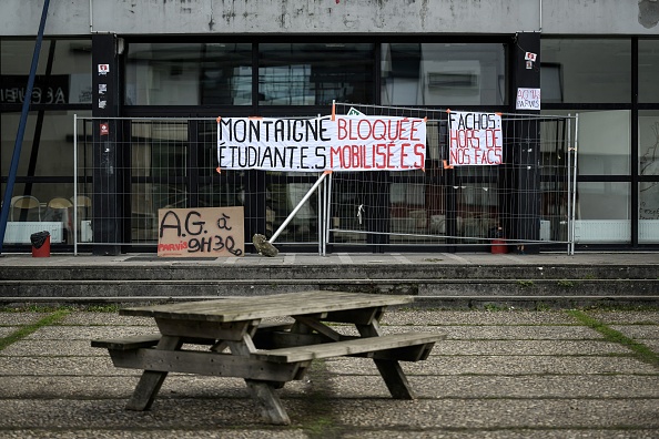 Barricade à l'entrée de l'université Bordeaux Montaigne, à Pessac, le 15 mars 2023. (Photo by PHILIPPE LOPEZ/AFP via Getty Images)