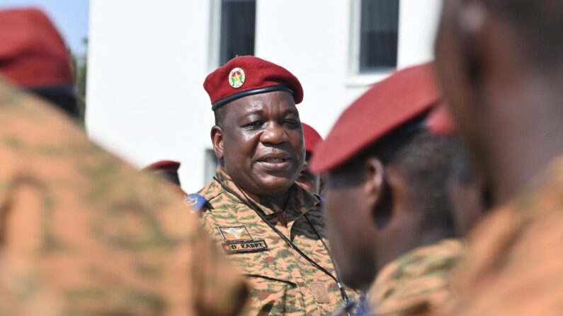 Le chef d'état-major des forces armées du Burkina Faso, le colonel-major David Kabre, en Côte d'Ivoire, le 14 mars 2023. (ISSOUF SANOGO/AFP via Getty Images)