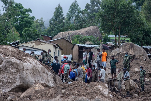 Des soldats et des civils s'efforcent de récupérer le corps d'une victime d'une coulée de boue due aux fortes pluies provoquées par le cyclone Freddy, dans le quartier informel de Manje, à Blantyre, Malawi, le 17 mars 2023. (AMOS GUMULIRA/AFP via Getty Images)