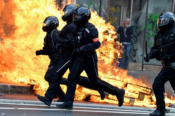 Des policiers français de la Brigade de répression de l'action violente motorisée (Brav-M) lors d'une manifestation à Paris le 23 mars 2023. (ALAIN JOCARD/AFP via Getty Images)