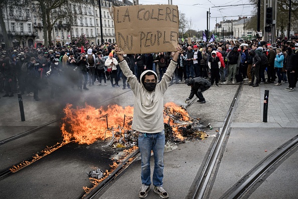 Depuis le recours au 49.3, de nombreuses manifestations spontanées ont lieu dans les villes françaises. (LOIC VENANCE/AFP via Getty Images)
