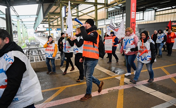 Des membres du syndicat des chemins de fer EVG manifestent à la gare centrale de Stuttgart, dans le sud de l'Allemagne, le 27 mars 2023. (THOMAS KIENZLE/AFP via Getty Images)