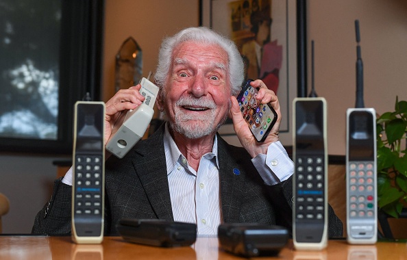 Le problème avec les téléphones portables, c'est que les gens les regardent trop. C'est du moins ce qu'affirme Martin Cooper, un ingénieur américain surnommé le "père du téléphone portable", qui les a inventés il y a 50 ans. (VALERIE MACON/AFP via Getty Images)