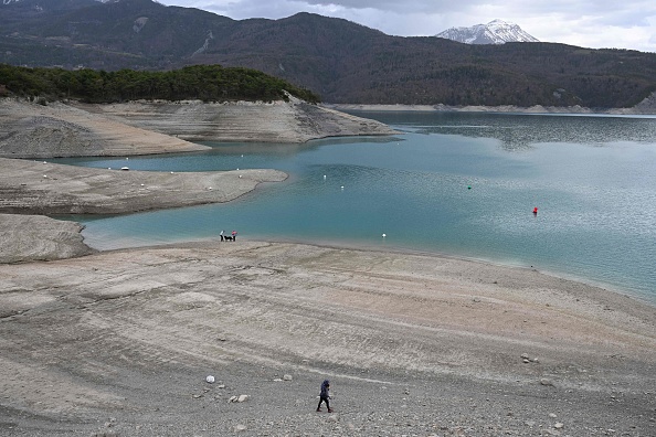 Le lac de Serre-Ponçon, dans les Alpes, où Emmanuel Macron a dévoilé son plan sur l’eau. (NICOLAS TUCAT/AFP via Getty Images)