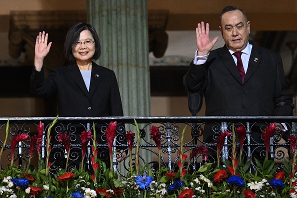 La présidente taïwanaise Tsai Ing-wen (à g.) et le président guatémaltèque Alejandro Giammattei depuis le balcon du Palais de la culture à Guatemala City, le 31 mars 2023. (JOHAN ORDONEZ/AFP via Getty Images)