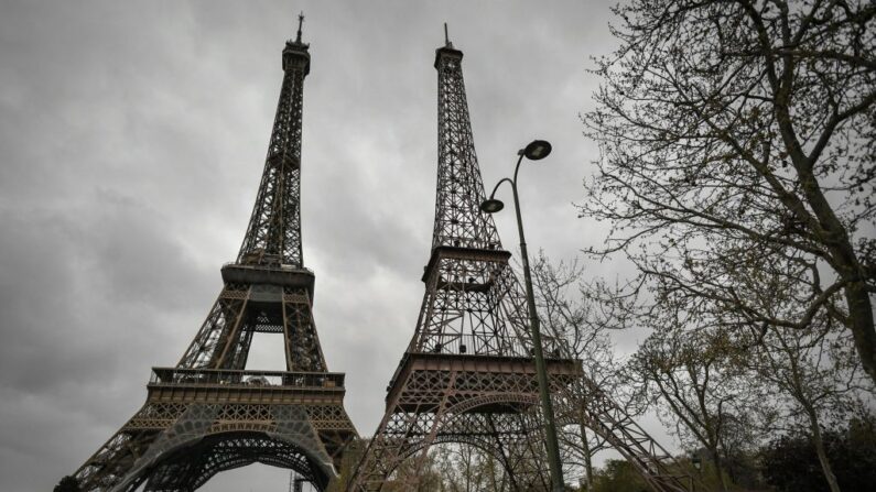 Le 1er avril 2023, une réplique de la Tour Eiffel a été placée à proximité de la Tour originale à Paris. (Photo STEPHANE DE SAKUTIN/AFP via Getty Images)