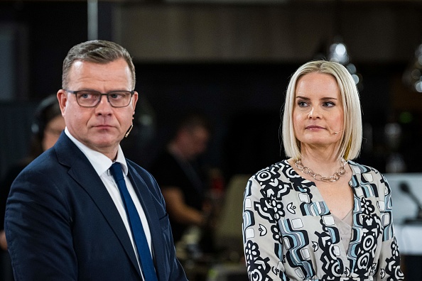 La présidente du Parti des Finlandais Riikka Purra (à d.) et le président du Parti de la coalition nationale Petteri Orpo après les élections législatives finlandaises, le 2 avril 2023, à Helsinki. (JONATHAN NACKSTRAND/AFP via Getty Images)