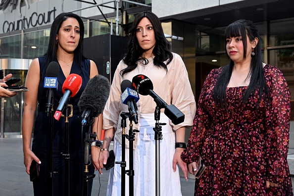 Les sœurs Elly Sapper (à g.), Nicole Meyer (au c.) et Dassi Erlich (à d.) devant le tribunal du comté de Melbourne, le 3 avril 2023, à l'issue du procès de l'ancienne directrice d'école Malka Leifer. (WILLIAM WEST/AFP via Getty Images)