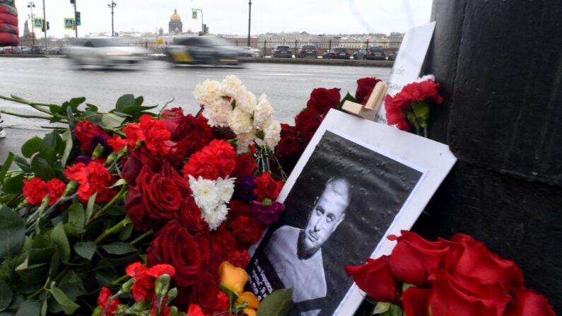 Un portrait du blogueur militaire russe Vladlen Tatarsky, dont le vrai nom est Maxim Fomin, qui a été tué dans l'explosion d'une bombe dans un café à Saint-Pétersbourg le 02 avril 2023. (Photo OLGA MALTSEVA/AFP via Getty Images)