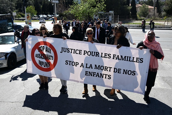 Des familles lors d'une marche blanche à la suite d'une flambée de violence des gangs de la drogue dans le quartier du Castellas à Marseille, le 3 avril 2023. (CHRISTOPHE SIMON/AFP via Getty Images)