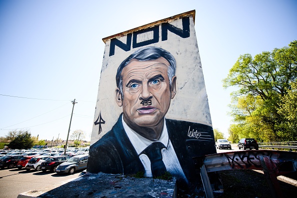 Fresque de l'artiste Lekto, représentant le président français Emmanuel Macron à Avignon, le 3 avril 2023.   (CLEMENT MAHOUDEAU/AFP via Getty Images)