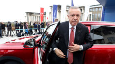 Turquie: le président Tayyip Erdogan, donné souffrant depuis mardi soir, réapparaît en public