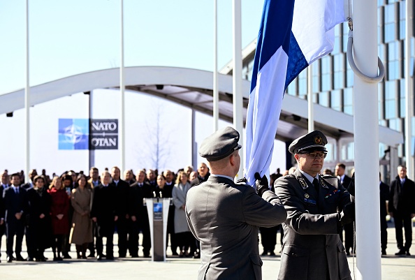 Moment historique : le 4 avril 2023, le drapeau de la Finlande est hissé pour la première fois devant le quartier général de l’OTAN, à Bruxelles. (JOHN THYS/AFP via Getty Images)