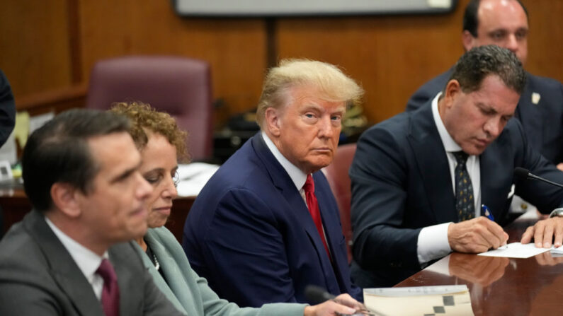 L'ancien président Donald Trump et ses avocats dans un tribunal de Manhattan pour la lecture de l'acte d'accusation, le 4 avril 2023. (Photo by Seth Wenig-Pool/Getty Images)