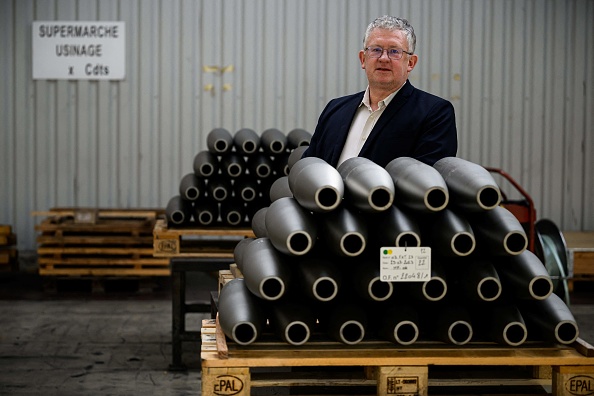 Le PDG des Forges de Tarbes, Jérôme Garnache-Creuillot, dans l'atelier de son usine à Tarbes, le 4 avril 2023. (LIONEL BONAVENTURE/AFP via Getty Images)