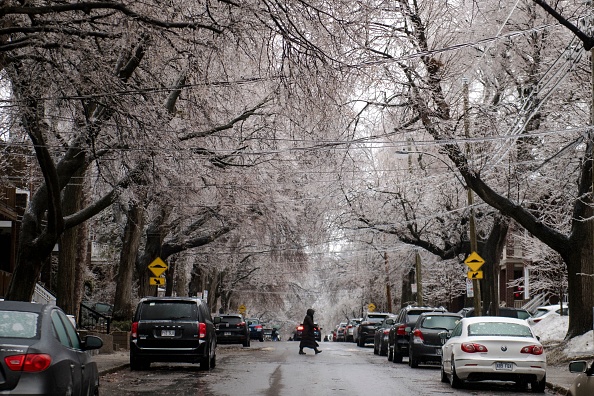 Rue verglacée de Montréal, Québec, le 5 avril 2023. (Photo ANDREJ IVANOV/AFP via Getty Images)