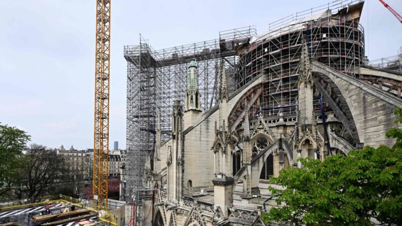Cette photo prise le 6 avril 2023 montre des poutres de bois et des arcs prêts à être soulevés sur le chantier de la cathédrale Notre-Dame de Paris. (Photo EMMANUEL DUNAND/AFP via Getty Images)