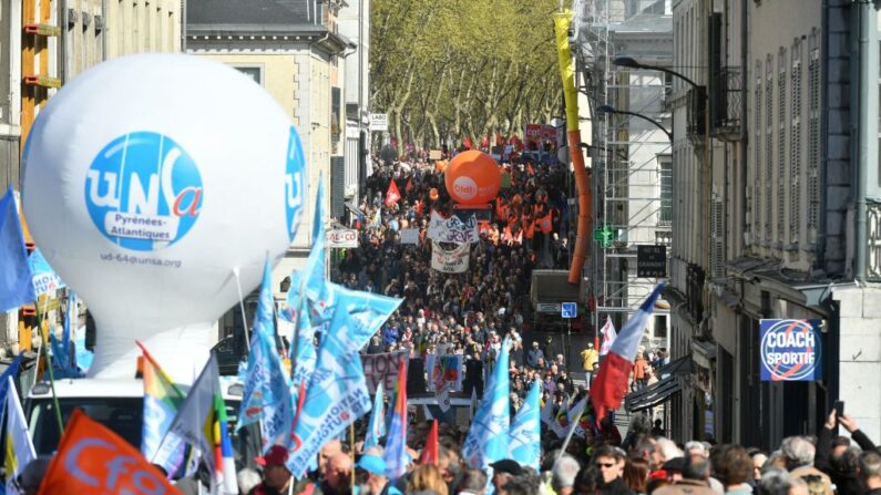 Manifestation contre la réforme des retraites, à Paris, le 6 avril 2023. (Photo by GAIZKA IROZ/AFP via Getty Images)