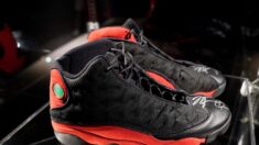 Une paire de baskets portée par Michael Jordan vendue 2,2 millions de dollars, un record