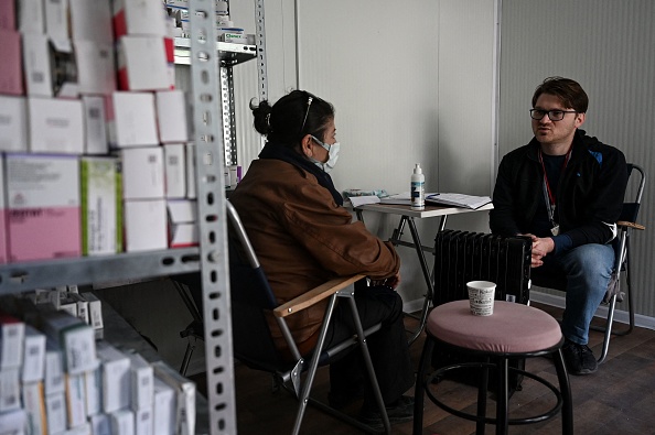 Eralp Turk, psychiatre bénévole, lors d'une consultation avec un patient à Antakya, le 6 avril 2023. (OZAN KOSE/AFP via Getty Images)