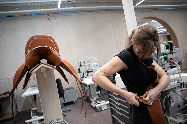 Maroquinerie Hermès, à Louviers, près de Rouen, le 6 avril 2023. (Photo LOU BENOIST/AFP via Getty Images)