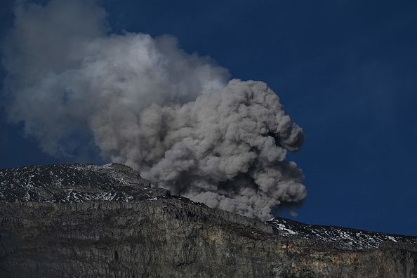 Le volcan Nevado del Ruiz émet un nuage de cendres à Murillo, en Colombie, le 7 avril 2023. (Photo JOAQUIN SARMIENTO/AFP via Getty Images)