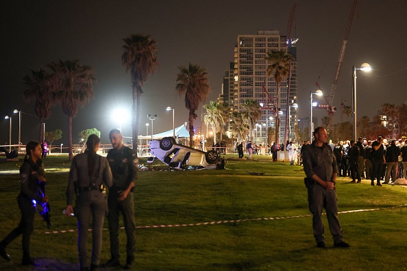 La police israélienne sécurise un édifice, suite à un attentat, Tel Aviv, le 7 avril 2023. (AHMAD GHARABLI/AFP via Getty Images)