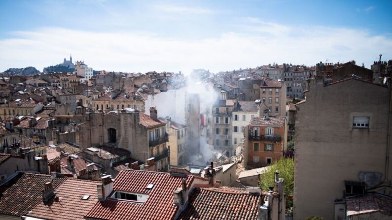 Deux corps ont été retrouvés dans les décombres de l’immeuble effondré, les recherches se poursuivent. (Photo CLEMENT MAHOUDEAU/AFP via Getty Images)