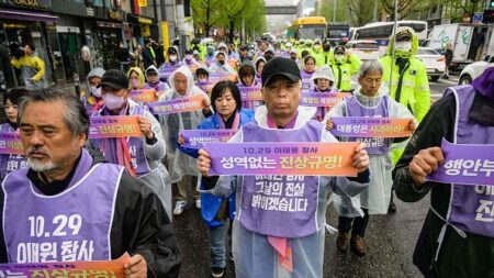 Bousculade de Séoul: la douleur des familles décuplée par la haine en ligne