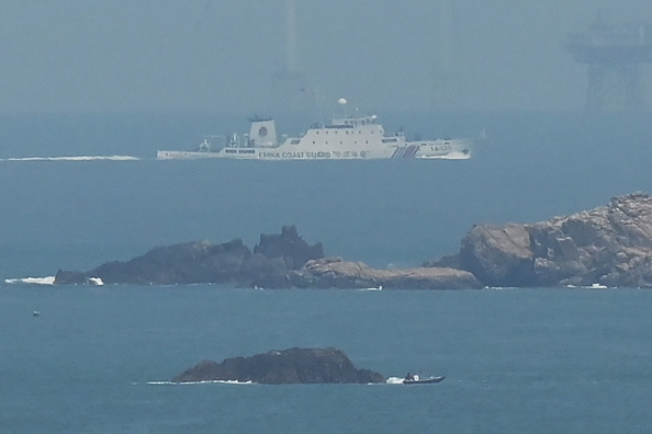 Un navire des garde-côtes chinois navigue vers la zone où la Chine a déclaré qu'elle mènerait des exercices de tir réel au nord-est de l'île de Pingtan, le point le plus proche de Taïwan en Chine, dans le sud-est de la province de Fujian, le 10 avril 2023. (GREG BAKER/AFP via Getty Images)