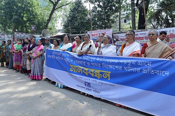 Des membres du Conseil des femmes du Bangladesh protestent après qu'une femme a été condamnée à la bastonnade et à la lapidation à la suite d'un décret religieux, ou fatwa, émis par un imam à Dhaka, le 10 avril 2023. (AFP via Getty Images)