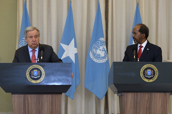 Le secrétaire général de l'ONU, Antonio Guterres (à g.), et le président somalien, Hassan Sheikh Mohamud, lors d'une conférence de presse au palais présidentiel, Villa Somalia, à Mogadiscio, le 11 avril 2023. (HASSAN ALI ELMI/AFP via Getty Images)