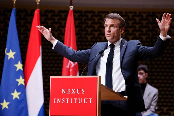 Emmanuel Macron a été interrompu mardi à La Haye par des manifestants qui l'ont interpellé sur la "démocratie" alors qu'il s'apprêtait à prononcer un discours sur l'avenir de l'Europe. (Photo LUDOVIC MARIN/AFP via Getty Images)