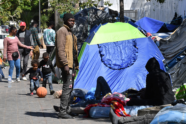 La police tunisienne a démantelé un camp de fortune pour les réfugiés des pays d'Afrique subsaharienne devant le siège du HCR à Tunis, le 12 avril 2023. (FETHI BELAID/AFP via Getty Images)