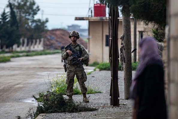 Un soldat américain patrouille dans la campagne de Rumaylan, au nord-est de la Syrie, près de la frontière avec la Turquie, le 13 avril 2023. (DELIL SOULEIMAN/AFP via Getty Images)