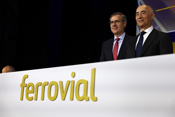 Le président de Ferrovial Rafael del Pino (à dr.) et le directeur exécutif Ignacio Madridejos, à Madrid le 13 avril 2023. (PIERRE-PHILIPPE MARCOU/AFP via Getty Images)